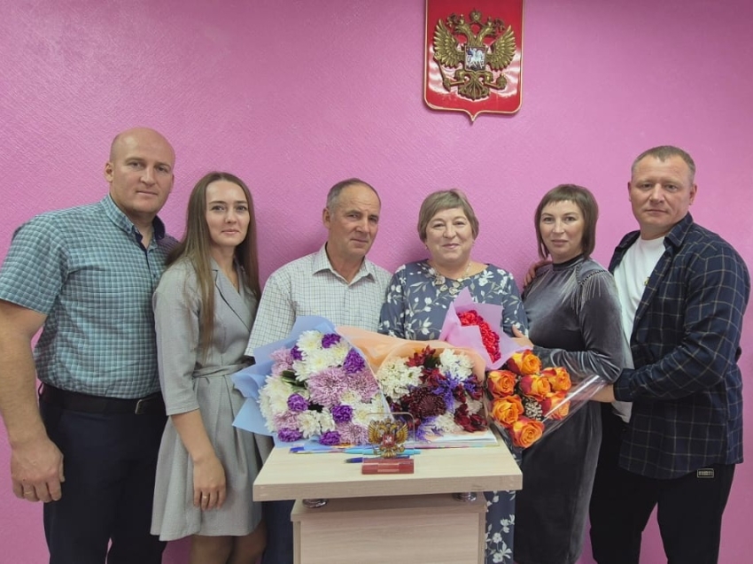 Шесть пар поздравили с юбилеями семейной жизни в Каларском округе